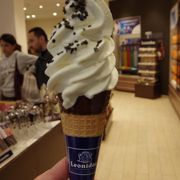 お土産に板チョコを購入。　ソフトクリームも売ってました。