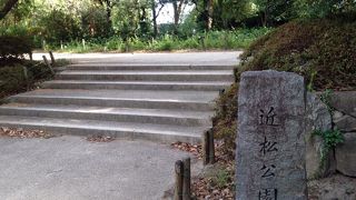 近松門左衛門のお墓の隣