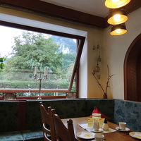 朝食のレストランの窓。左の窓の右端奥にお城が見える