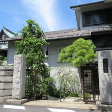 山門 (左手奥に見えるのは隣接の田中寺の本堂の屋根)