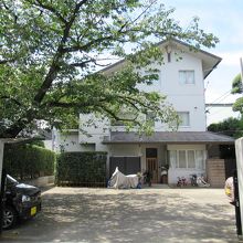 駐車場前 (本堂は正面の建物の奥)