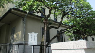 四十七義士墓所入口近くにあります。