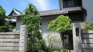 生垣越しに瓦葺きの大きな本堂が見える寺院です