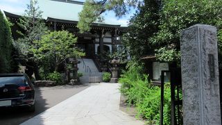 本堂が大きく立派で静かな寺院です