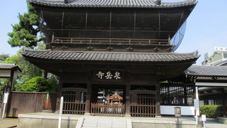 歴史ある大きな山門で見ごたえあります。