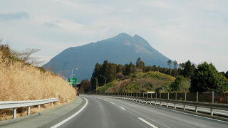 大分自動車道から見た由布岳