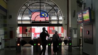 寂しい構内、外観は見ごたえあるのよー