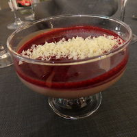 デザートはチョコムースにベリーソースがかかっています。