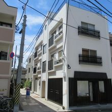 綺麗な白壁の建物