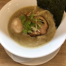 濃厚塩鳥白湯ラーメン