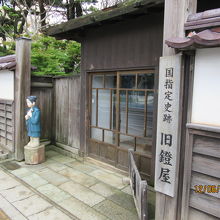 おしんの人形が門前で出迎え