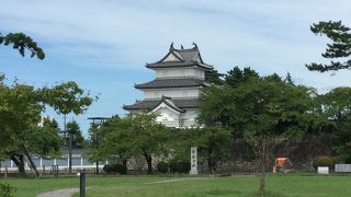 自衛隊基地と新発田城
