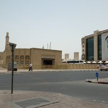 シェイク・ザイード氏の絵が掲げられています