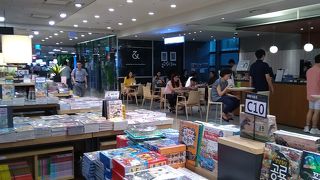 本だけじゃなく雑貨も買えます。