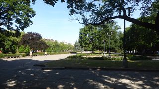 運河の北側にある広大なエスプラネード公園