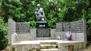 戦時中沖縄県民が乗船し撃沈された船舶25隻の犠牲者1,927名が祀られています。