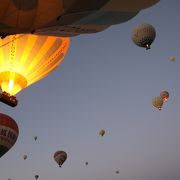 気球に乗って空中散歩、カッパドキアの奇岩群を上空から俯瞰できます。