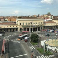 部屋からの眺め。駅の正面です。