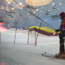 ロープリフトで上へと上がります