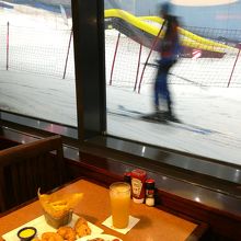 食事をしながらこの様なスキー場の景色が見えます