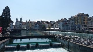 勢いよく流れる川の流れ