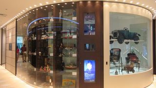 ブリキのおもちゃが展示されています