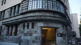 遠くから見ると上層のモダンな建物が美しいですが