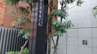 モダンなデザインのビル