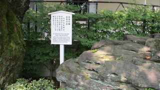 赤穂義士の墓所に向かう途中にあります