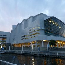 海側から見たほうが建物はきれいです．