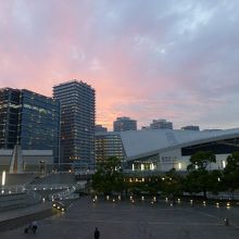 展示場です．昼間の会場間の移動は暑いです．