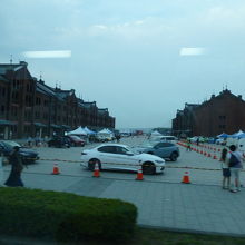 この日は中央の広場で車の展示をしていました．