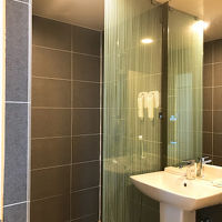 洗面台とシャワーブース