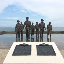 マッカーサー・ランディングメモリアルパークの像