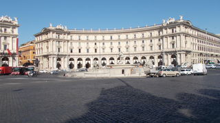 中央に噴水があります。