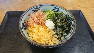 第３ターミナルのうどん屋さんで朝ごはん。