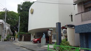 近代的なお堂に葵のご紋