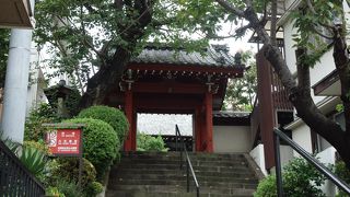 朱色の美しい門