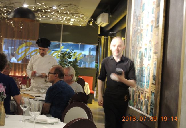 エルパレスのコンシェルジュに紹介された美味しいパエリアのレストラン
