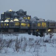 夜は一層目立つ図書館