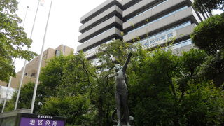 「増上寺」の前、公園に面しています