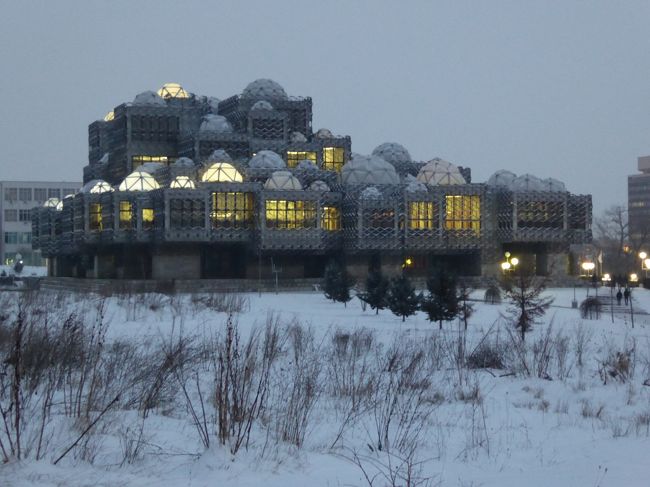 夜は一層目立つ図書館