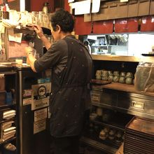 戸が開くと「あら、誰か来た」という女将さん。お客だと思う。