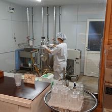 お店にチーズ工房がガラスごしに見れる。