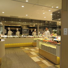 人がいなければ　広い店内