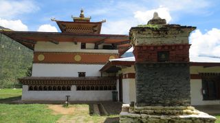 田園風景の中にあります