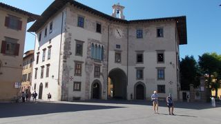 カヴァリエーリ広場にあります。