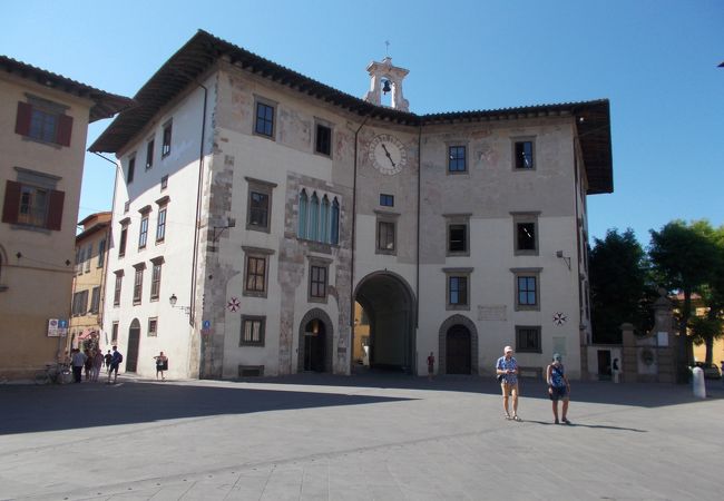 カヴァリエーリ広場にあります。