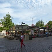 旧市街中心部にある小さな広場、リーブ広場