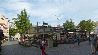 旧市街中心部にある小さな広場、リーブ広場